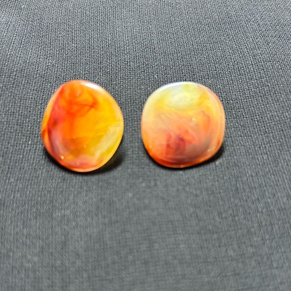 VTG Beautiful Amber Swirled Plastic Clip on earrings. Unbranded. - Picture 3 of 7